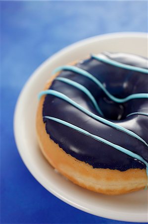 simsearch:659-07959632,k - A doughnut with a mint-chocolate glaze Foto de stock - Sin royalties Premium, Código: 659-06373520