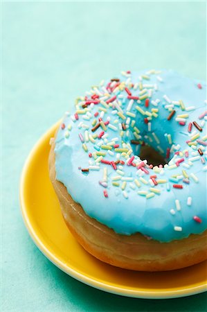 picture of plate of doughnuts - Un beigne glacé bleu décoré de paillettes de sucre Photographie de stock - Premium Libres de Droits, Code: 659-06373533