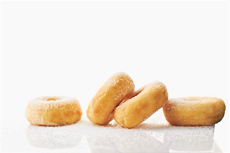 simsearch:659-01854280,k - Four sugared doughnuts Foto de stock - Royalty Free Premium, Número: 659-06373544