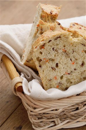 Slices of carrot bread in a bread basket Foto de stock - Sin royalties Premium, Código: 659-06373556