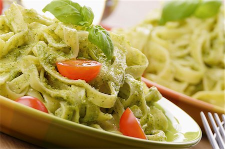 Tagliatelle mit Pesto, frischem Basilikum und Tomaten Stockbilder - Premium RF Lizenzfrei, Bildnummer: 659-06373560