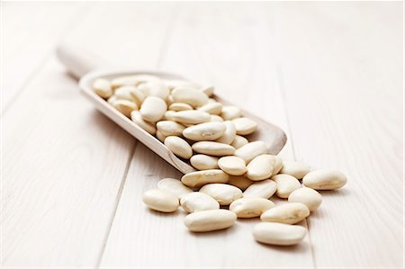 White beans on a wooden scoop Foto de stock - Sin royalties Premium, Código: 659-06373576