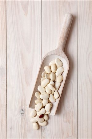 fève - Haricots blancs sur une pelle en bois Photographie de stock - Premium Libres de Droits, Code: 659-06373577