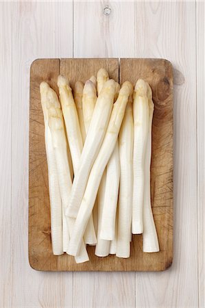 food top view wood - Peeled white asparagus on a chopping board Foto de stock - Sin royalties Premium, Código: 659-06373595