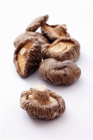 simsearch:659-07598970,k - Dried shiitake mushrooms Foto de stock - Sin royalties Premium, Código: 659-06373590