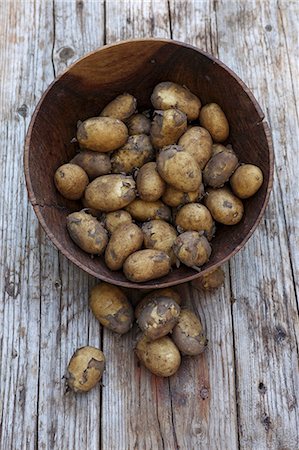 Potatoes in a wooden bowl (seen from above) Stock Photo - Premium Royalty-Free, Code: 659-06373605