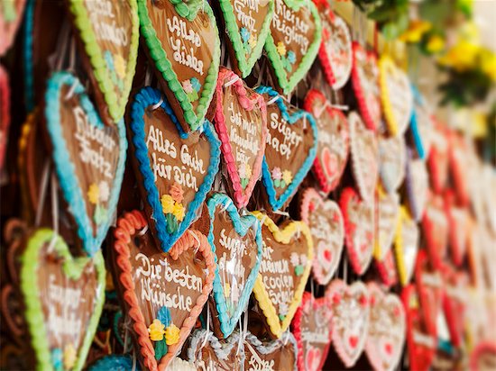 Gingerbread hearts on a market stand Photographie de stock - Premium Libres de Droits, Le code de l’image : 659-06373608