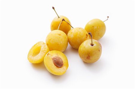 Mirabelles, whole and halved Stock Photo - Premium Royalty-Free, Code: 659-06373611