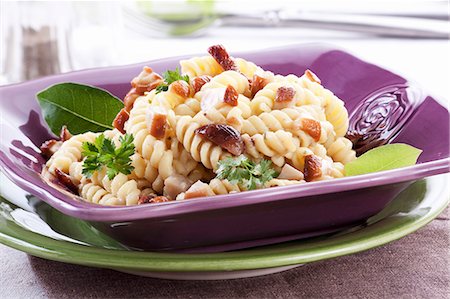 Fusilli à la sauce aux champignons Photographie de stock - Premium Libres de Droits, Code: 659-06373637