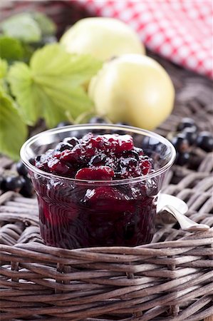 solo objeto - Blackcurrant and apple jam in a glass jar Foto de stock - Sin royalties Premium, Código: 659-06373645