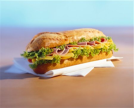 sandwich not people not burger - Une baguette de pain de jambon, de fromage et de laitue Photographie de stock - Premium Libres de Droits, Code: 659-06373654