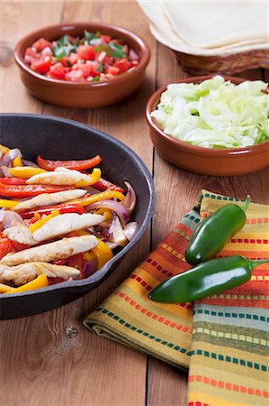 plats mexicains - Poulet Fajita poêle avec garnitures ; Jalapeno Photographie de stock - Premium Libres de Droits, Code: 659-06373659