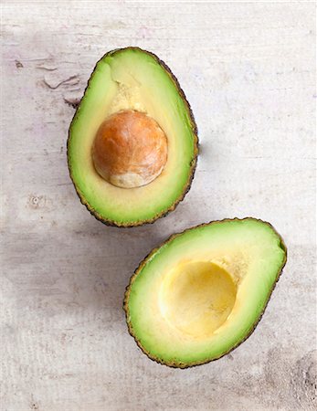 stein - Frische Avocado mit einer Grube halbiert Stockbilder - Premium RF Lizenzfrei, Bildnummer: 659-06373665