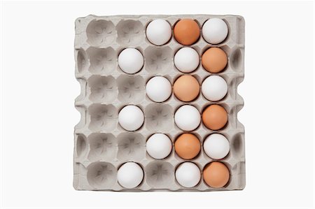 egg tray - Œufs blancs et bruns dans une boîte d'oeufs Photographie de stock - Premium Libres de Droits, Code: 659-06373667