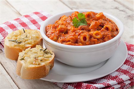 pane all'aglio - Pasta in a Tomato Meat Sauce with Slices of Garlic Bread Fotografie stock - Premium Royalty-Free, Codice: 659-06373672