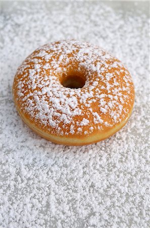 Un beignet saupoudrés de sucre glace Photographie de stock - Premium Libres de Droits, Code: 659-06373687