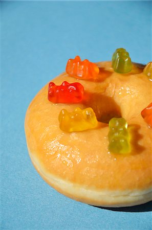 A doughnut decorated with gummy bears Stock Photo - Premium Royalty-Free, Code: 659-06373695