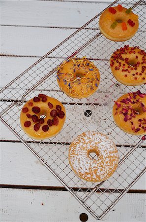 Doughnuts with various toppings on a wire rack Foto de stock - Sin royalties Premium, Código: 659-06373690