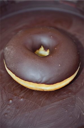 simsearch:659-06494424,k - Chocolate Glazed Donut Foto de stock - Sin royalties Premium, Código: 659-06373692