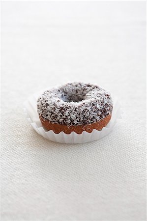 simsearch:659-08903311,k - Un beignet avec glaçage au chocolat et noix de coco râpée Photographie de stock - Premium Libres de Droits, Code: 659-06373724