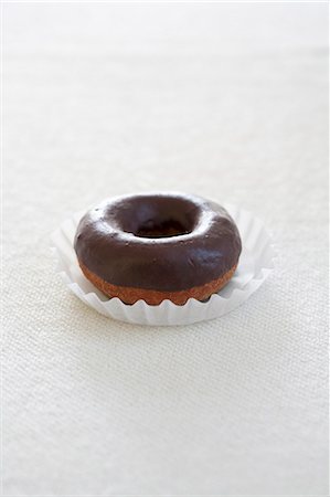 simsearch:659-06494424,k - Chocolate Glazed Donut Foto de stock - Sin royalties Premium, Código: 659-06373723