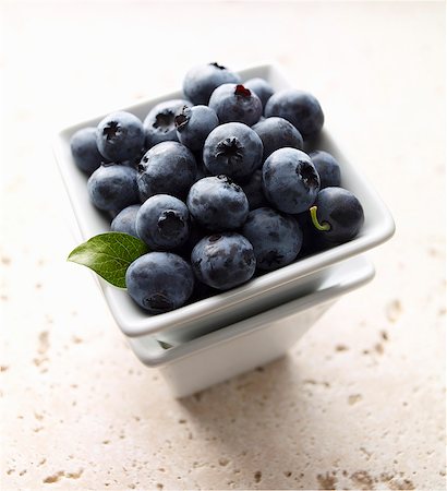 A dish of fresh blueberries Foto de stock - Sin royalties Premium, Código: 659-06373752