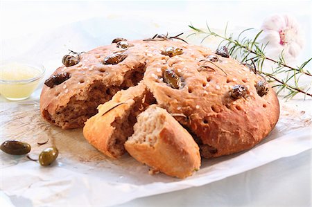 simsearch:659-03537037,k - Focaccia with olives and rosemary Foto de stock - Royalty Free Premium, Número: 659-06373766