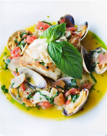 shellfish recipe - Fish and mussels with garlic sauce and basil Foto de stock - Sin royalties Premium, Código: 659-06373761