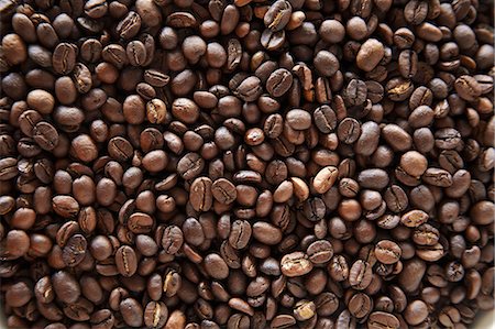 simsearch:659-07027210,k - Coffee beans (full-frame) Foto de stock - Royalty Free Premium, Número: 659-06373773