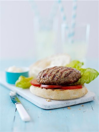 Turkey burger with tomatoes and lettuce (Italy) Stock Photo - Premium Royalty-Free, Code: 659-06373785