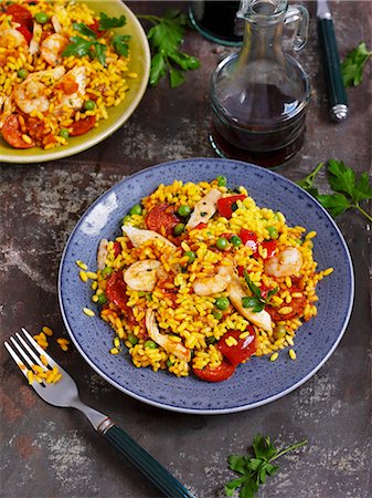 paella - Paella made with chicken, prawns and chorizo Fotografie stock - Premium Royalty-Free, Codice: 659-06373781