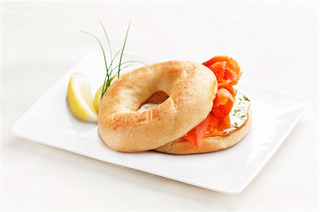 soft cheese - Smoked Salmon and Cream Cheese on a Bagel with Chives Foto de stock - Sin royalties Premium, Código: 659-06373797