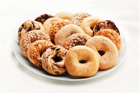 Variétés de Bagels sur un plateau ; Fond blanc Photographie de stock - Premium Libres de Droits, Code: 659-06373798