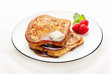 pan recipe - Cinnamon Swirl French Toast with Butter and Maple Syrup Foto de stock - Sin royalties Premium, Código: 659-06373808