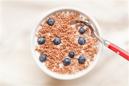 Bowl of Cold Cereal with Milk and Blueberries; From Above; Spoon Stock Photo - Premium Royalty-Free, Code: 659-06373802