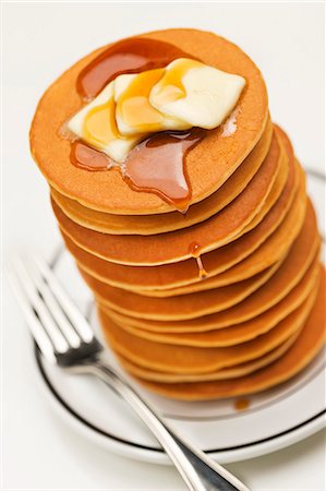 simsearch:659-07599252,k - Tall Stack of Pancakes with Butter and Maple Syrup Foto de stock - Sin royalties Premium, Código: 659-06373812