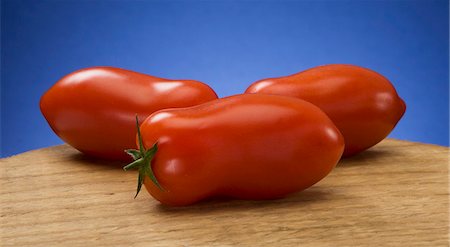 simsearch:659-06494407,k - Trois tomates San Marzano Photographie de stock - Premium Libres de Droits, Code: 659-06373826