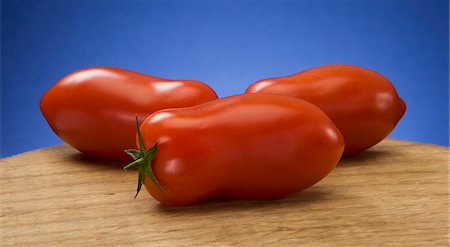 simsearch:659-03533806,k - Three San Marzano tomatoes Foto de stock - Sin royalties Premium, Código: 659-06373826