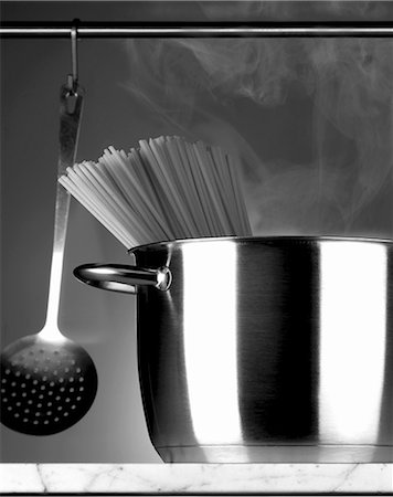 Spaghetti in a stainless steel pot and a hanging ladle Stock Photo - Premium Royalty-Free, Code: 659-06373839