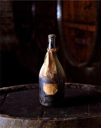 food label - An antique wine bottle Stock Photo - Premium Royalty-Free, Code: 659-06373850