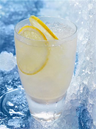 simsearch:659-06187708,k - Summer Breeze cocktail made with tequila, limoncello and guava juice Foto de stock - Sin royalties Premium, Código: 659-06373867