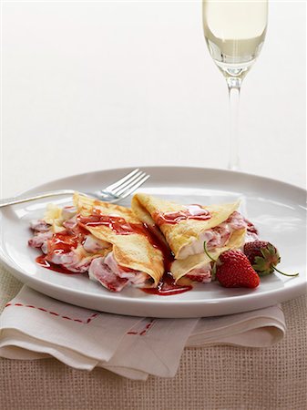 simsearch:659-06903379,k - Crêpes aux fraises avec le sirop de fraise Photographie de stock - Premium Libres de Droits, Code: 659-06373861