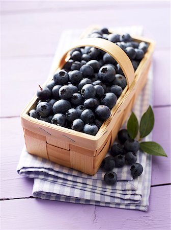 Blueberries in a wooden basket Foto de stock - Sin royalties Premium, Código: 659-06373870