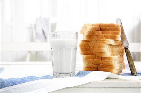 sliced - Une pile de pain grillé et un verre de lait Photographie de stock - Premium Libres de Droits, Code: 659-06373873
