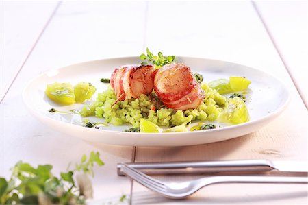 panfried - Scallops wrapped in bacon on green rice Foto de stock - Sin royalties Premium, Código: 659-06373895