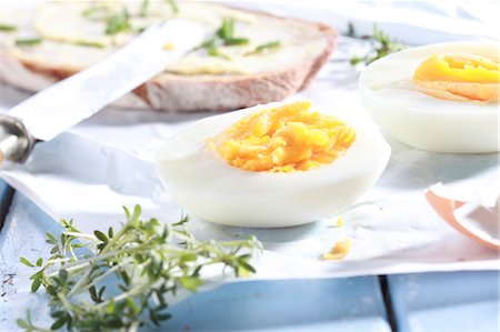 Boiled egg with chive bread Foto de stock - Sin royalties Premium, Código: 659-06373893