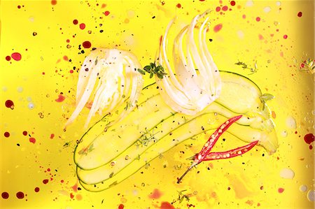 Fennel, courgette and chilli slices lying in olive oil Foto de stock - Sin royalties Premium, Código: 659-06373901