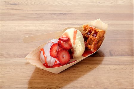 simsearch:659-07069458,k - Vanilla ice cream with strawberries and a waffle Foto de stock - Sin royalties Premium, Código: 659-06494019