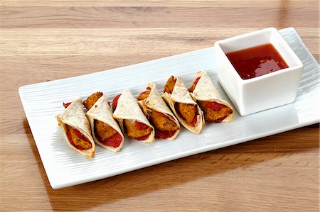 Mini wraps with barbecue sauce Stockbilder - Premium RF Lizenzfrei, Bildnummer: 659-06494013