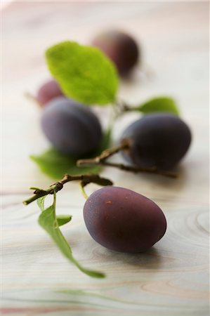 prune (fruit) - Plums with leaves Photographie de stock - Premium Libres de Droits, Code: 659-06494028
